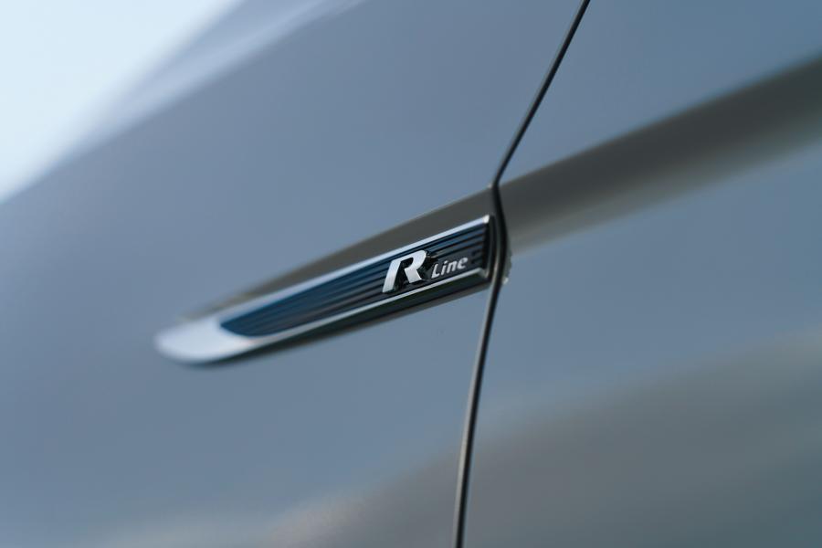 Детали экстерьера Volkswagen Passat Estate R-Line Edition (B8) 2019 года  (UK) (фото 23 из 31)